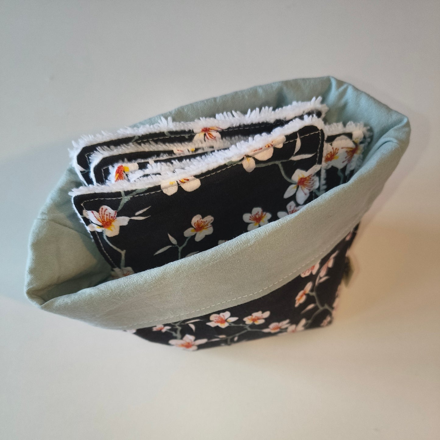 Panière à lingettes - fleurie noire