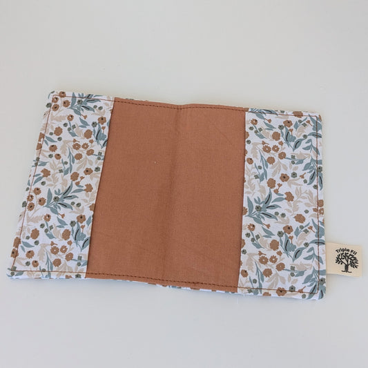 Protège passeport fleuri camel