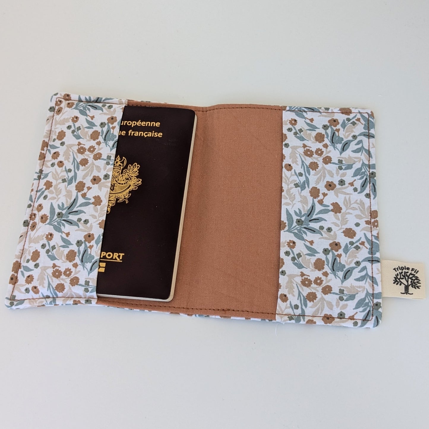 Protège passeport fleuri camel