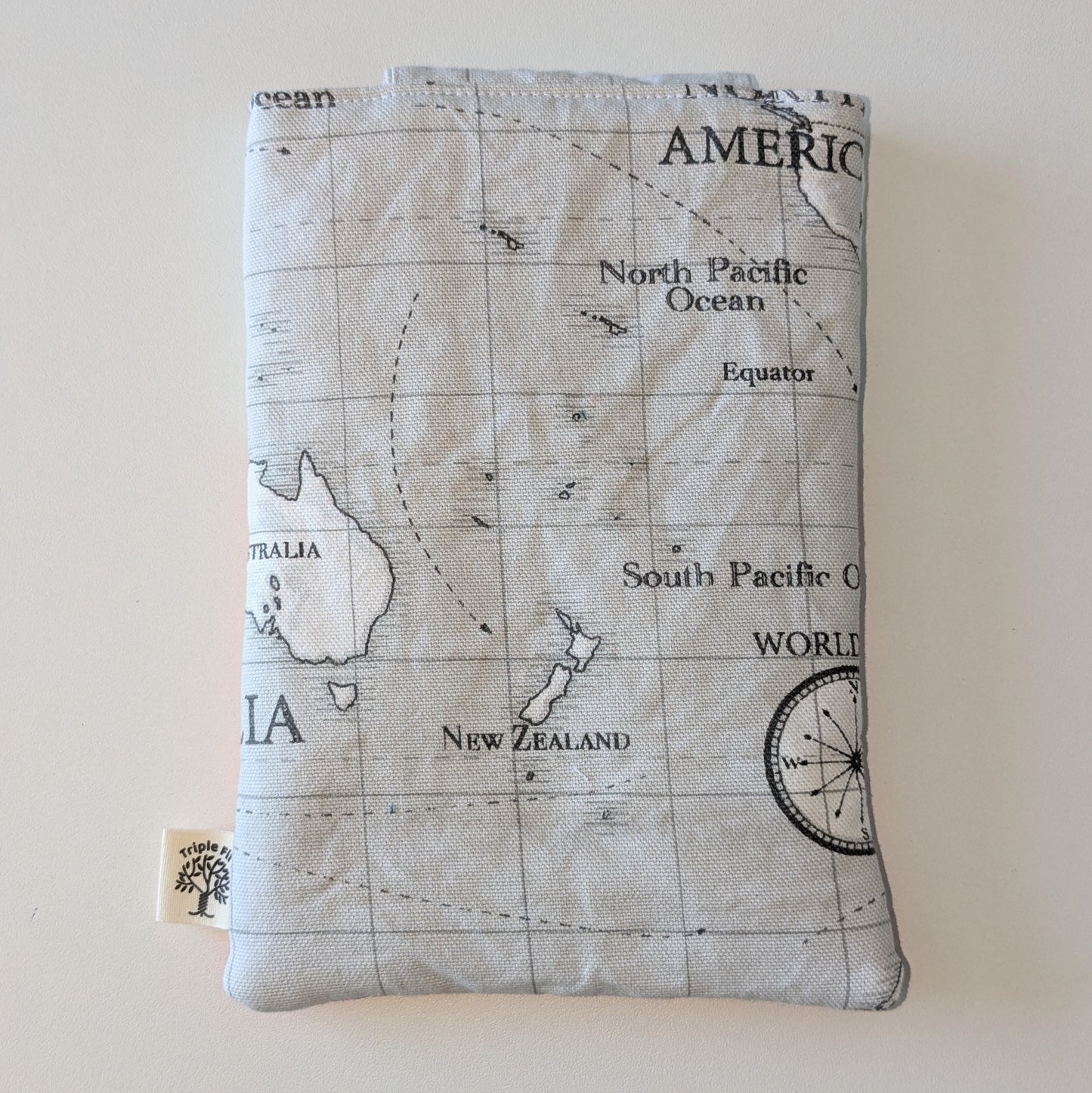 Pochette à livre format poche - Map monde/corail