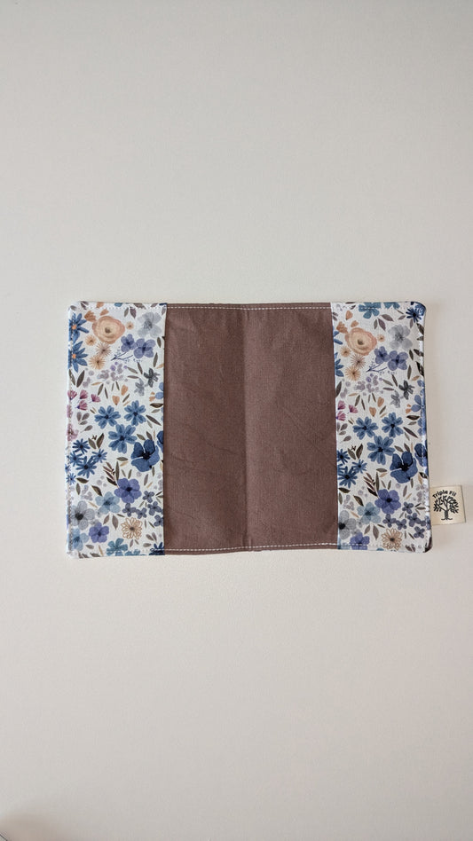 Pochette passeport fleurie bleue/lilas