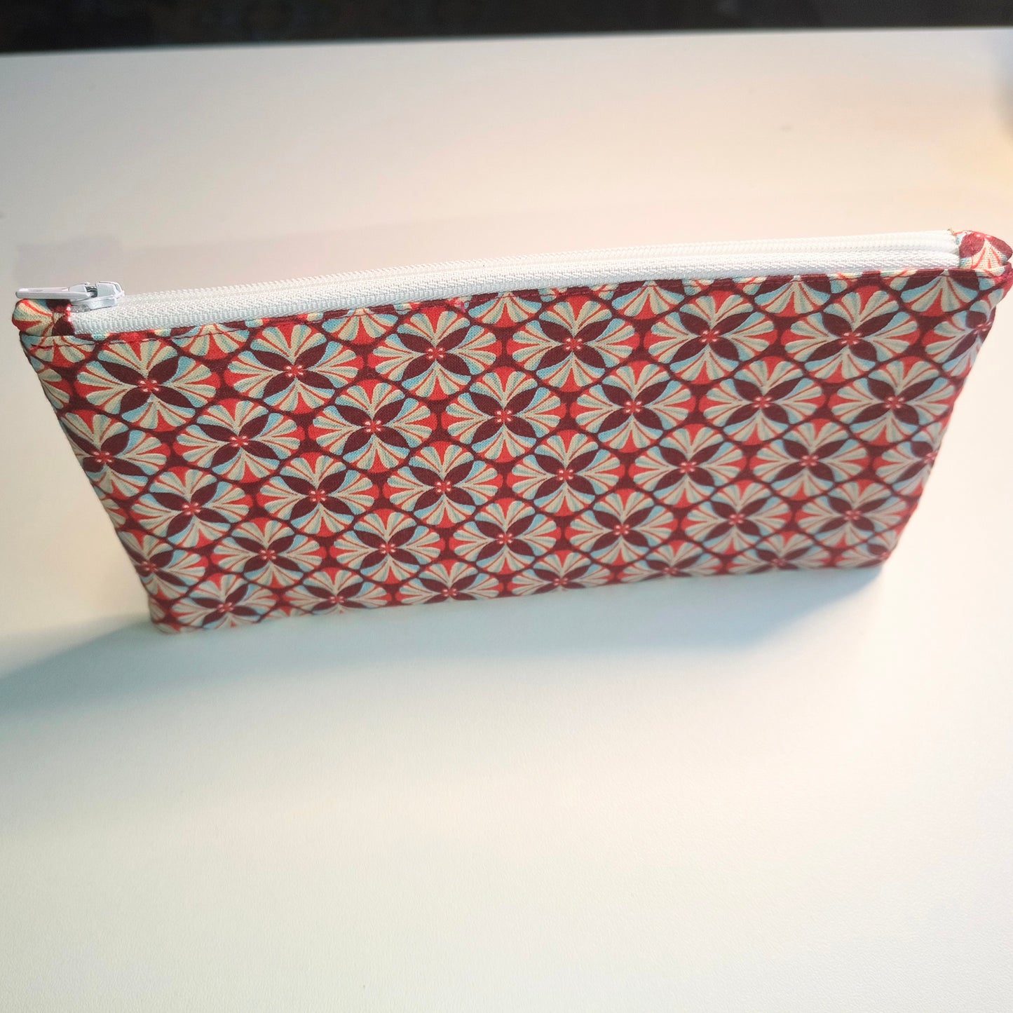 Trousse fleurie graphique rouge