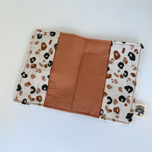 Pochette passeport léopard camel