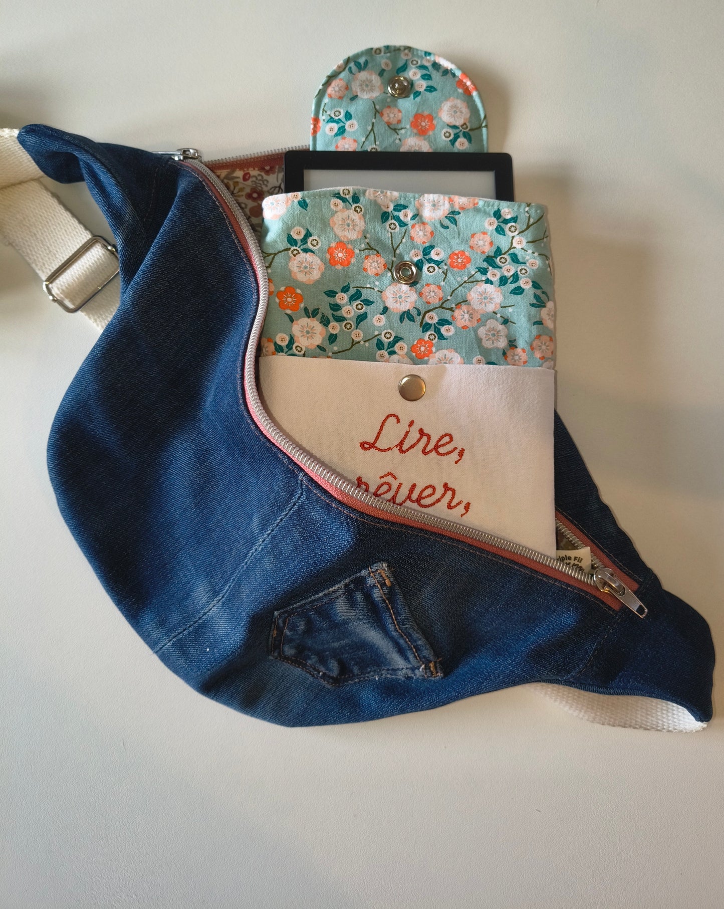 Pochette pour liseuse - fleuri blanche