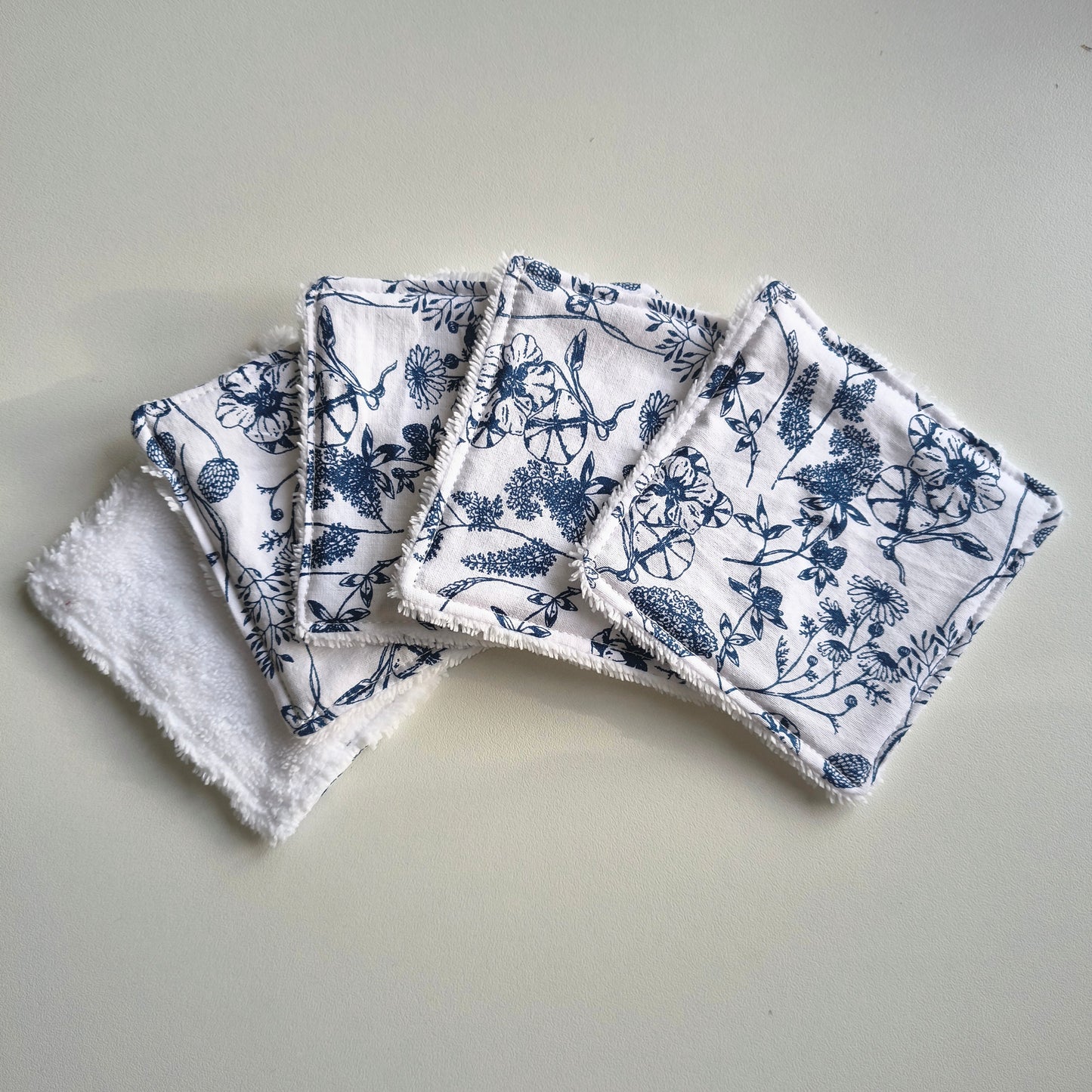 Lingettes démaquillantes x5 - fleuries bleues / blanches